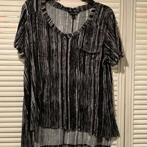 Rock & Republic short sleeve top-very soft & so comfortable with a pocket. Loved